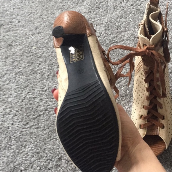 Shoes - Picture 3 of 4